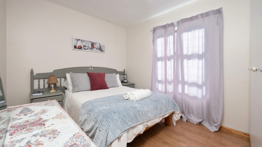 To Let 4 Bedroom Property for Rent in Struisbaai Western Cape